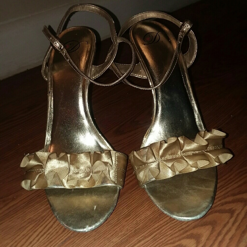 GOLD HEELS
